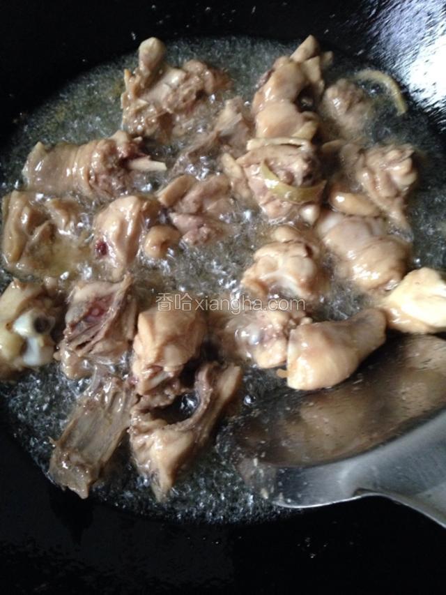 锅里入油，放入腌制好的鸡块。
(注意：一只鸡需要分几次炸，一次不要放太多鸡块，这样炸的时候受热均匀)
鸡块入油的时候最好不要带腌制的卤汁哦！以免炸的时候烫伤自己。