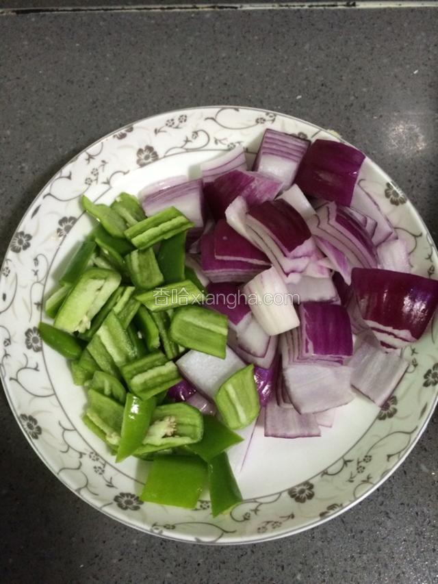 洋葱，青椒，姜，蒜洗净，切块备用。