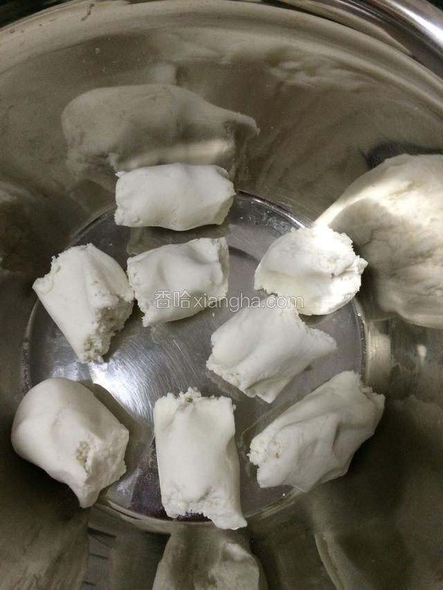 拧成一个个大小均匀的剂子。