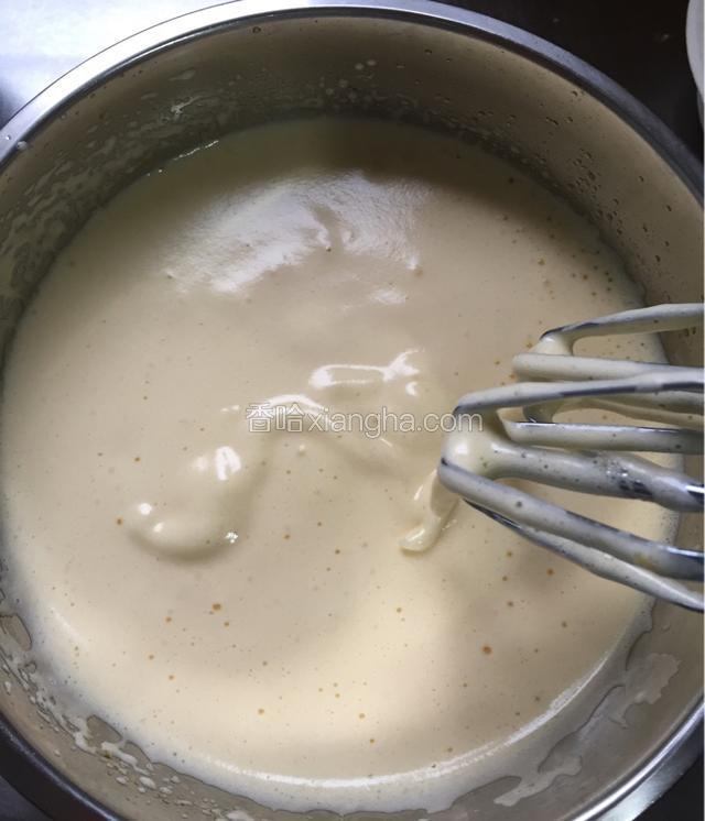 打发至提起打蛋器低落的蛋糊不容易消失；