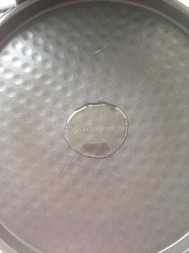 电饼铛中倒少量油