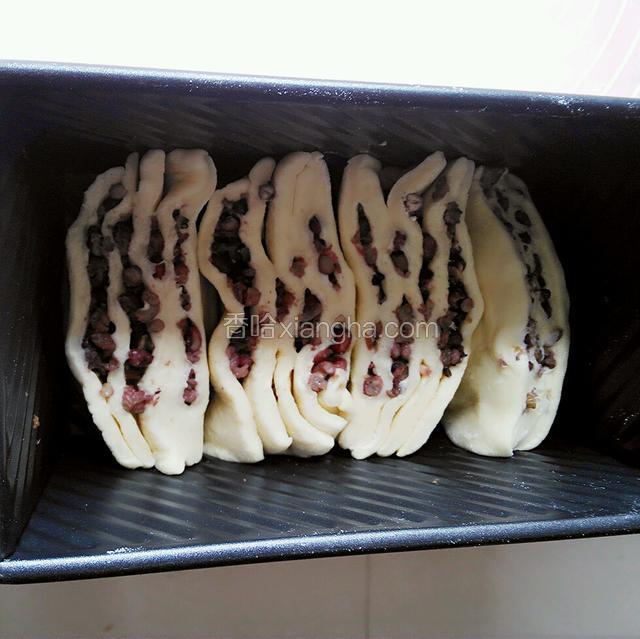 切面朝上，放入吐司模具盒