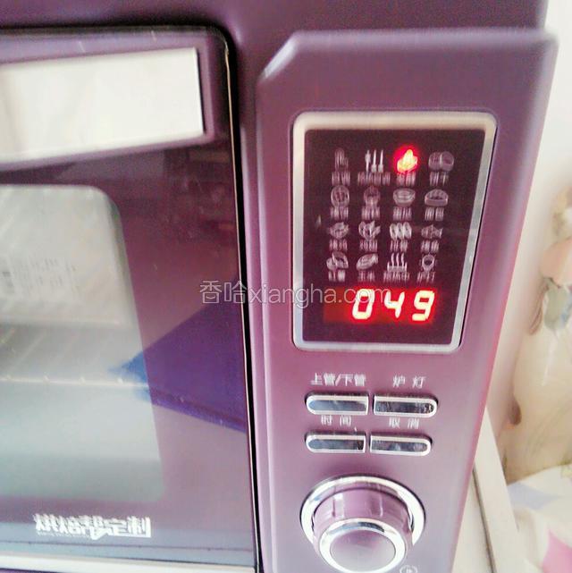 烤箱发酵里面放一碗热水四十分钟或者到五十分钟至八九分满