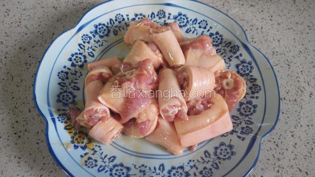 切好后用耗油，盐腌制30—1小时。