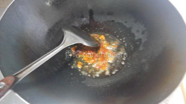 炒锅置油烧至3层热下入豆瓣酱炒香。