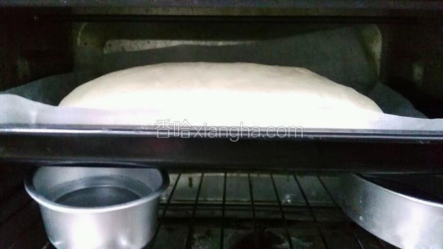 放烤箱再二次发酵 底下放盘热水