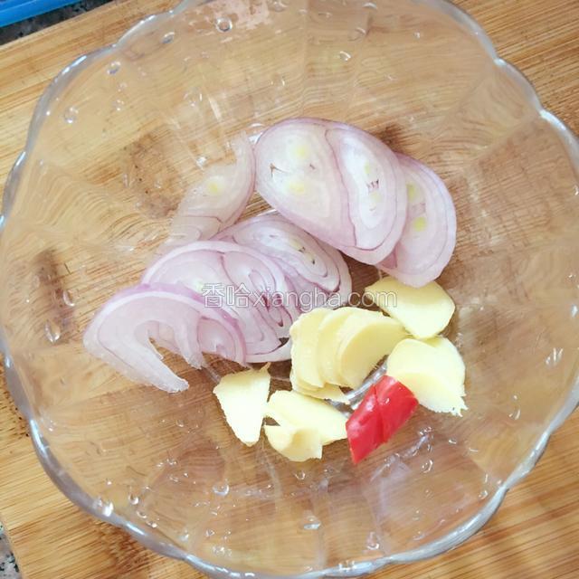 干葱、小辣椒切碎、姜切片