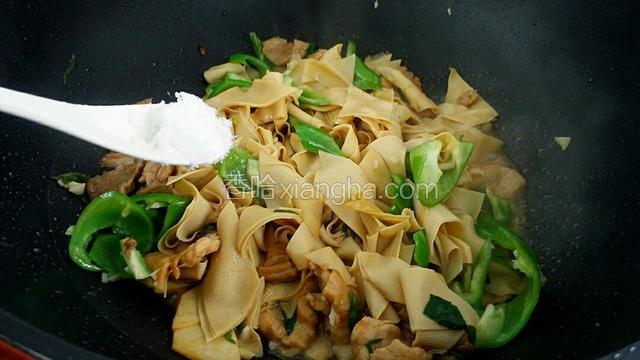 调入适量的盐和鸡精炒匀。