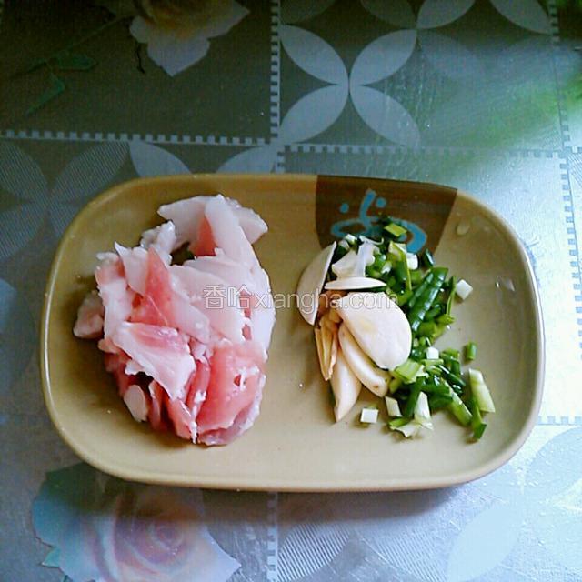 肉切片。葱切花，姜蒜瓣切片。