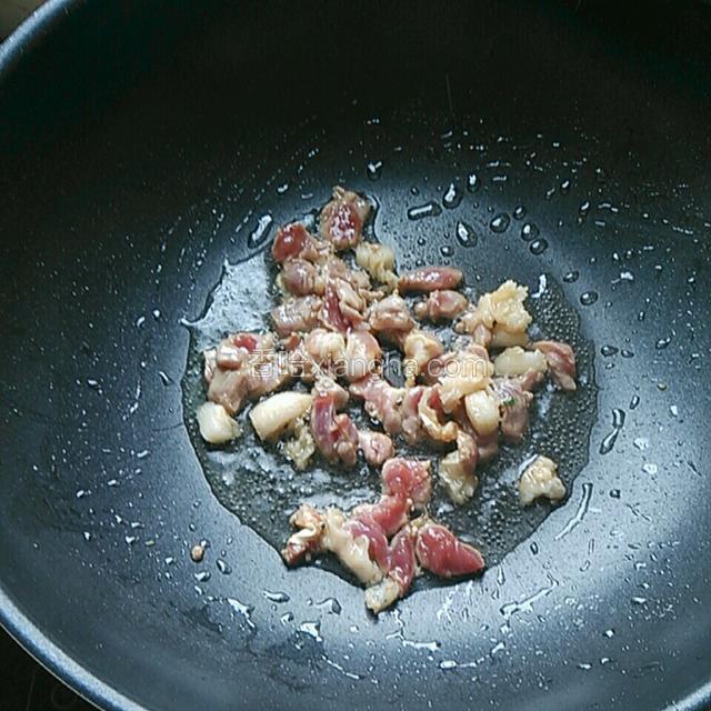起锅烧热，倒入适量油，放入肉片翻炒。