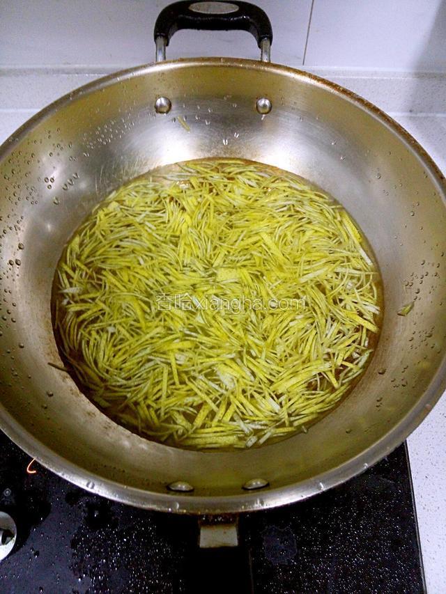 将泡好的柚子皮细丝放入水中煮10分钟，去一下苦味