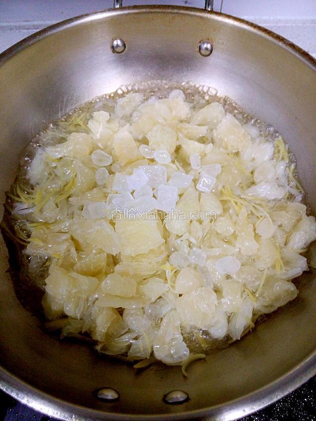 将柚子果肉，柚子皮细丝，100克冰糖，放入少许的清水中用大火烧开，再转小火熬制1个小时。过程中要时不时翻动一下，防止糊锅子