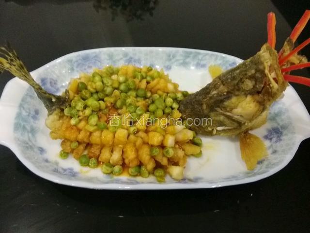 将烧好的豌豆浇在鱼上就可以了。