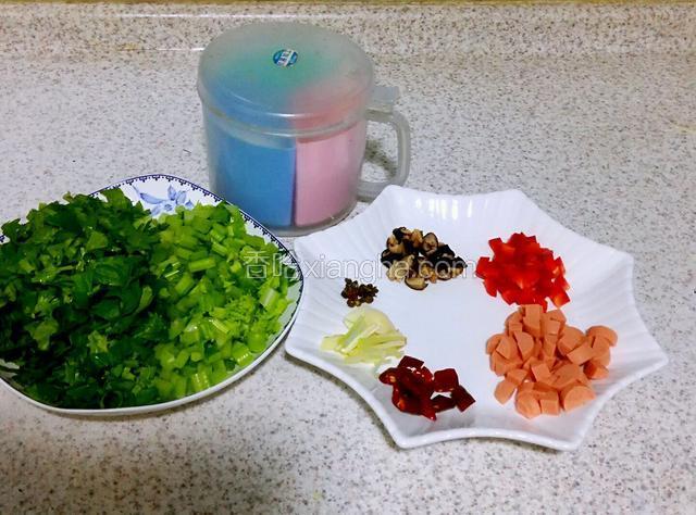 芹菜洗淨切小碎段（茎叶分开）火腿肠、香菇、灯笼红椒切小碎段，干辣椒切段，姜切丝葱切段蒜切片