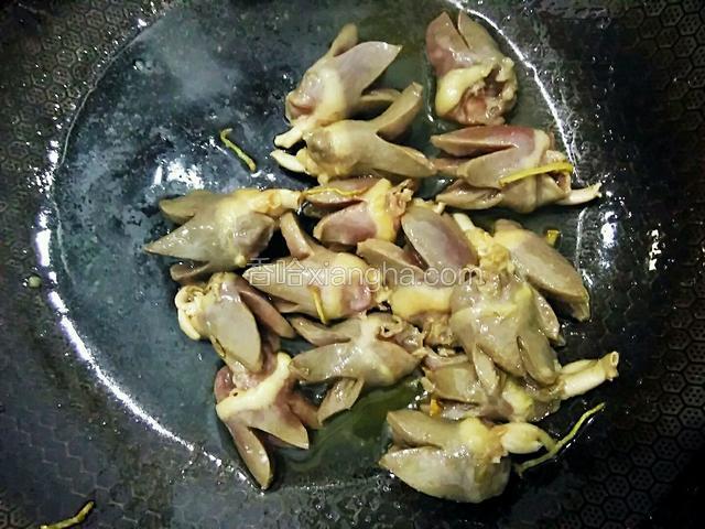 爆炒。待鸡心微微变白，加半勺料酒，翻炒均匀。