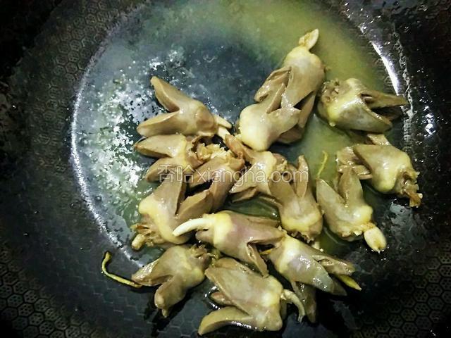 翻炒鸡心，直至鸡心花心大开。