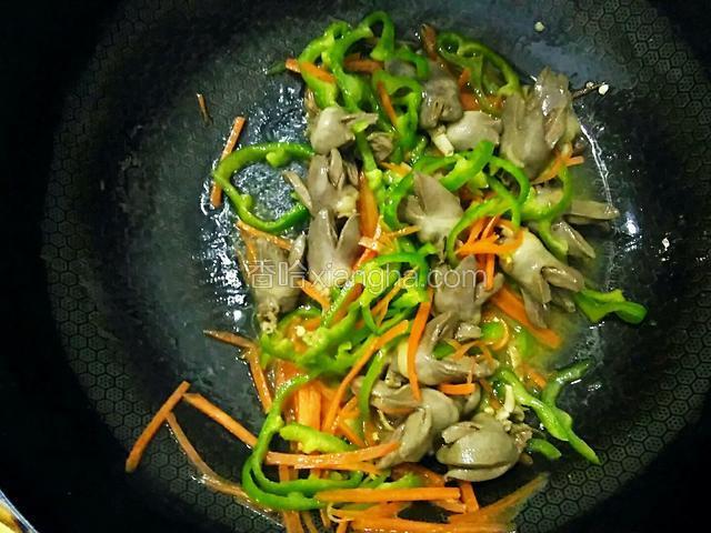 翻炒均匀。炒至青椒和胡萝卜断生。加一勺食盐，一勺料酒，一勺白糖。继续翻炒。