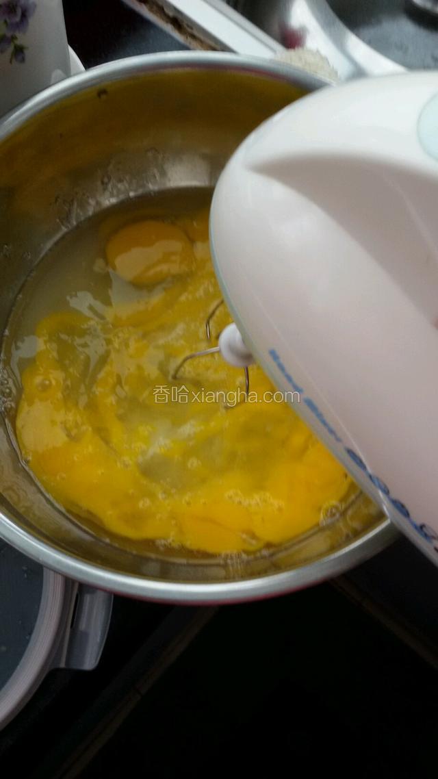用打蛋器搅拌一下。