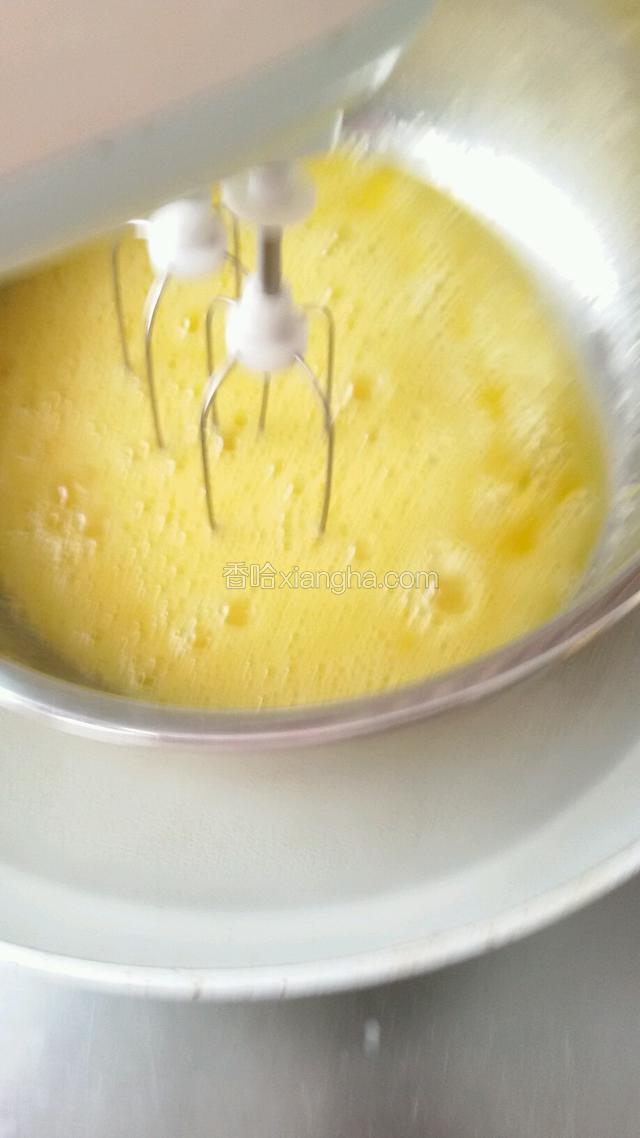 隔水加热法，把鸡蛋盆放进去，快速来打发鸡蛋液。