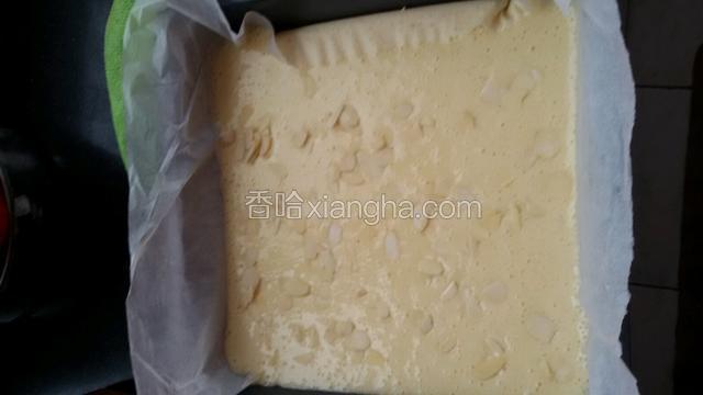 模具里铺上油纸，把蛋糊倒入模具里，轻轻震几下。