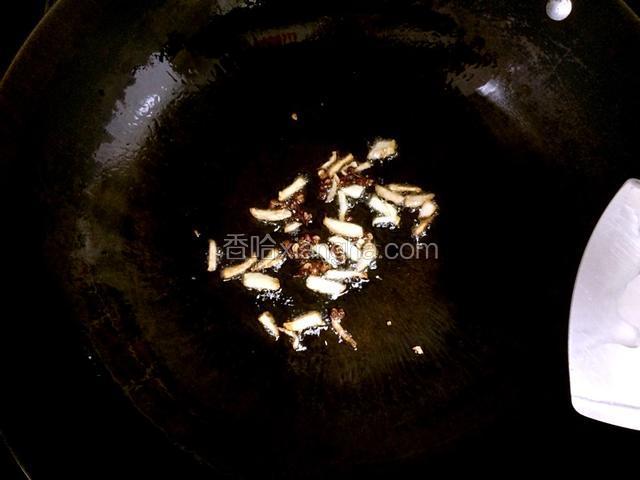 锅里热油，爆香姜、花椒。
