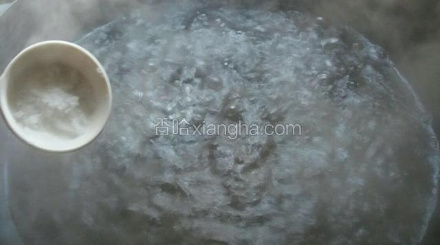 取一口较深的锅，放多一些水烧开，加入盐。