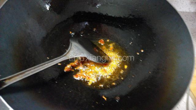 再放入豆瓣酱炒香。
