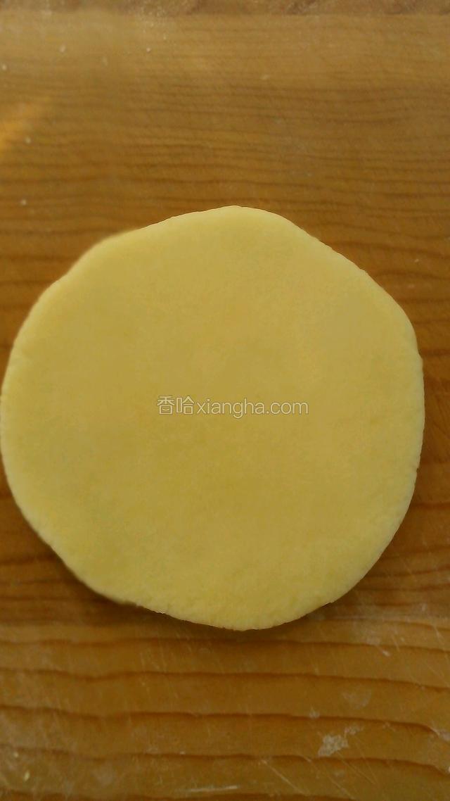 再用小面杖擀成圆形或椭圆形小饼



