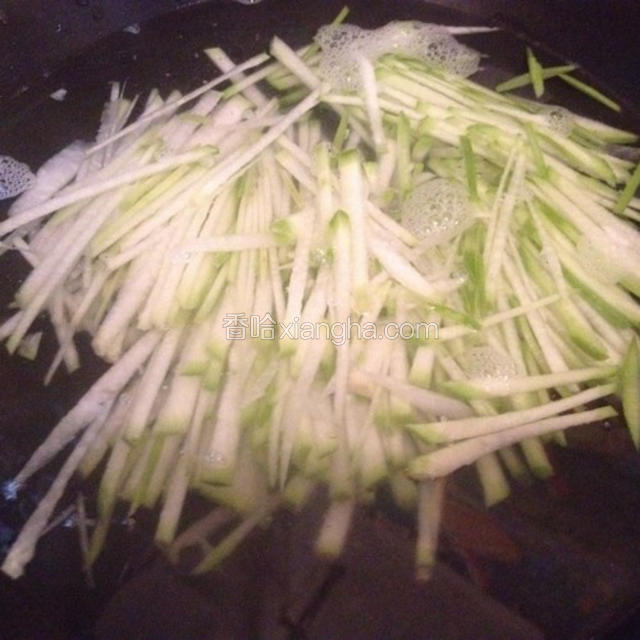 青萝卜切丝开水棹两分钟