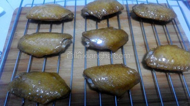 烤十分钟的时候取出鸡翅，均匀的刷上蜂蜜，继续烤十分钟。（厨房的灯光太暗了，照出来的颜色也黑，实际还是不错的。）