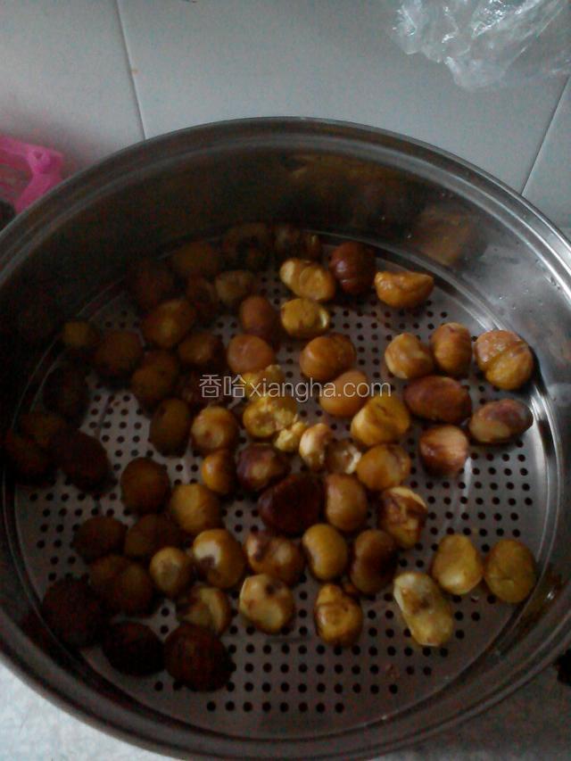 板栗去皮，上蒸锅蒸，蒸到板栗软