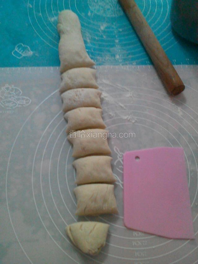 发好的面团加入少量干面粉充分揉出空气，搓成圆条，分成大小均匀的面团