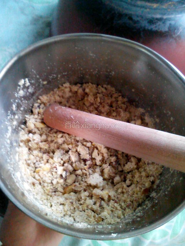 蒸好的板栗放在一个容器里用擀面杖捣碎，加入植物油和糖，继续捣碎