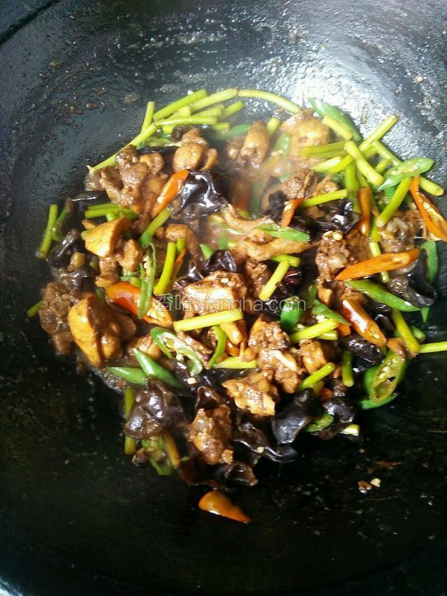 加入鸡精翻炒均匀