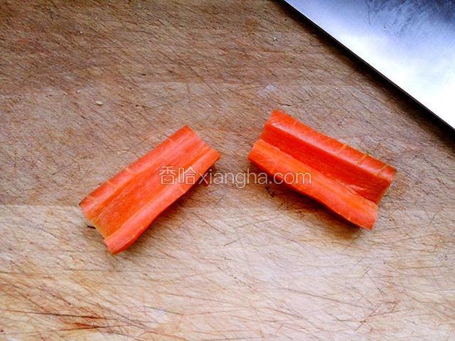 胡萝卜从中间切开去掉芯切成片