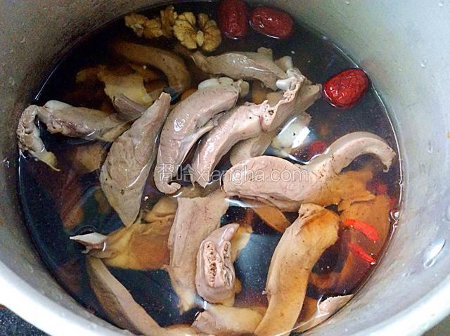 加入2/3瓶花雕酒（酒量看自己的喜好加减），再加适量水盖上盖加气阀压20分钟。