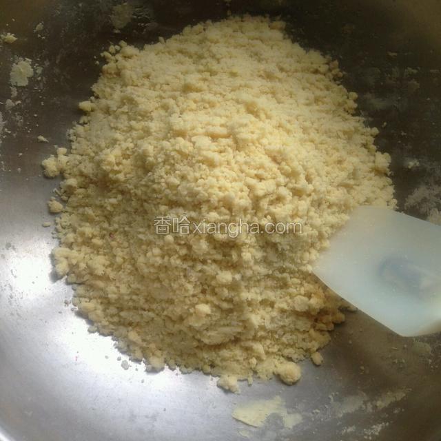 放入不粘锅中碾碎。