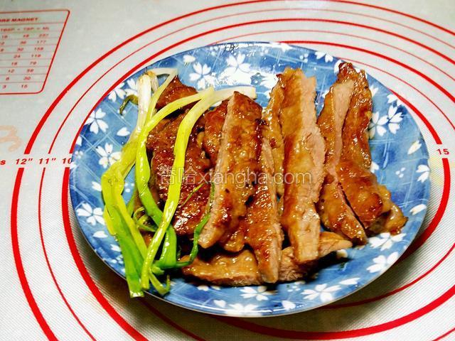 盛起裝碟備用，蔥條如要熟吃的可放盛起牛柳的鍋裡略煮