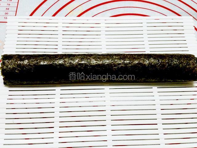 利用壽司席輔助卷起來，放置一旁備用