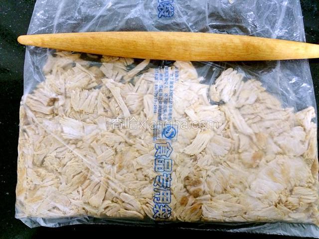 用擀面棍压反复擀压。
