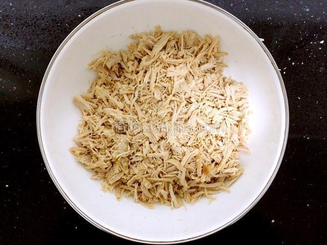 再用手撕成更细的肉丝。

