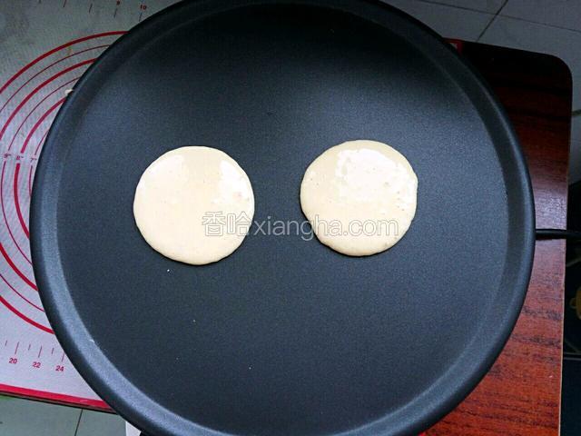 提前预热薄饼机，倒入一勺面糊摊成小圆饼，2一3秒看表面起小泡泡，就翻过来烙另一面