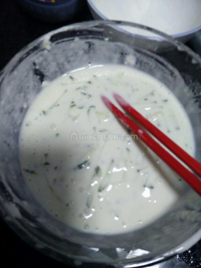 面粉加清水搅拌成面糊，然后放入黄瓜丝