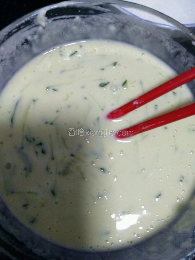 加胡椒粉，盐，鸡精，搅拌均匀