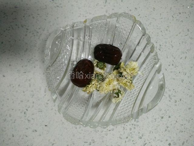红枣菊花用水洗干净。