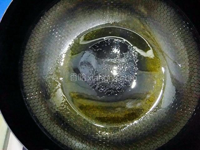 起锅，加食用油。油里放适量的食盐。晃锅，使锅底充分接触油和盐。