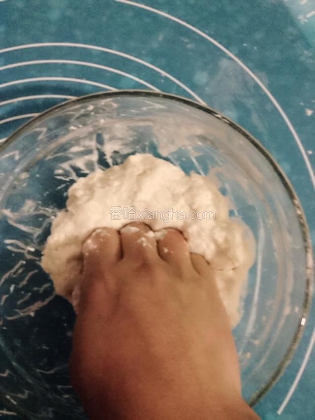把两种粉放在一起加适量水揉成软硬适中的面团，揉面的过程大概需要三四分钟，揉透才能把面的劲道揉出来。