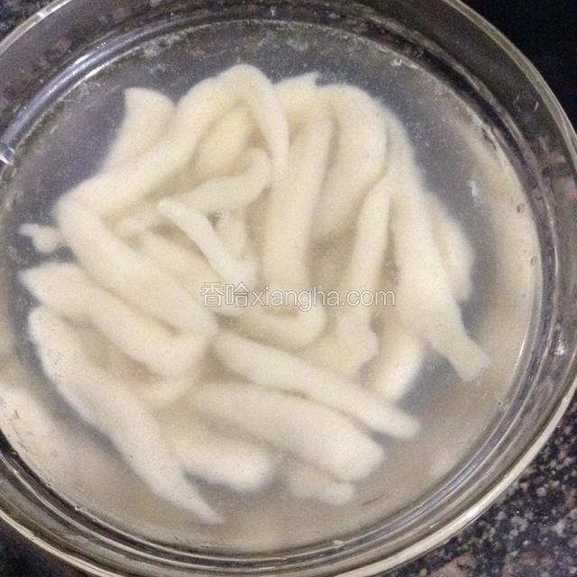 捞出浸入放有清水碗中。
