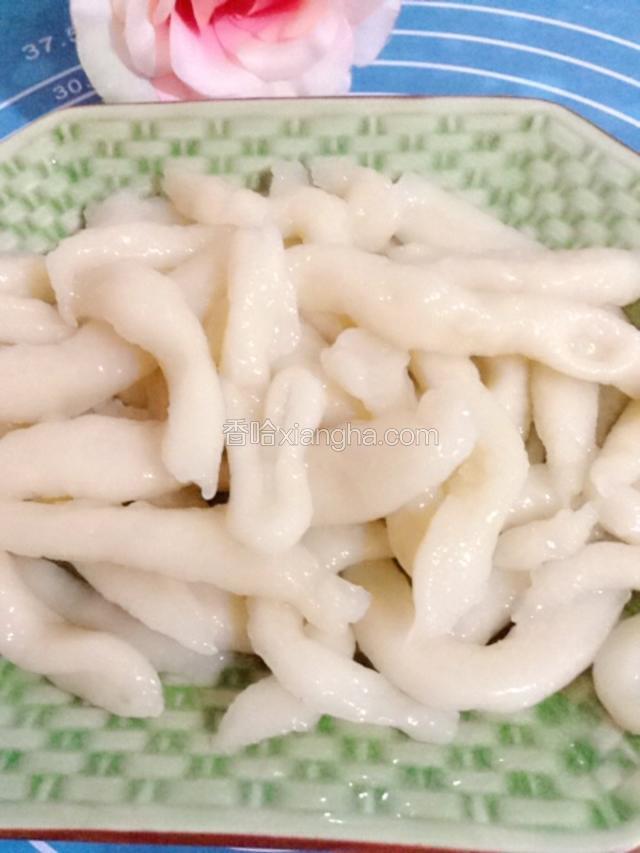 面疙瘩就制作完成啦，下面就来炒制了。