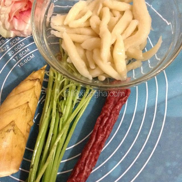 准备冬笋，芹菜和腊肠。